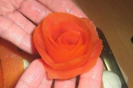 Роза из кожуры помидора coochelper.ucoz.com