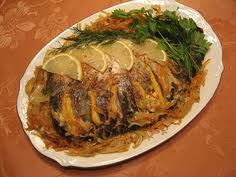 Карп, запеченный с луком и морковкой coochelper.ucoz.com