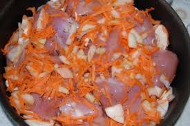 Курица, тушенная с луком и морковью coochelper.ucoz.com
